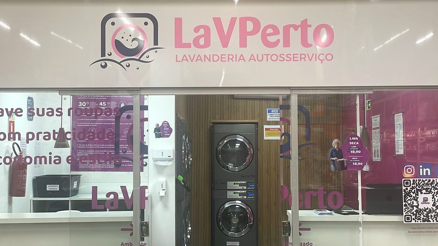Fachada da unidade LaVPerto de Alvorada, com o letreiro da marca sobre a entrada