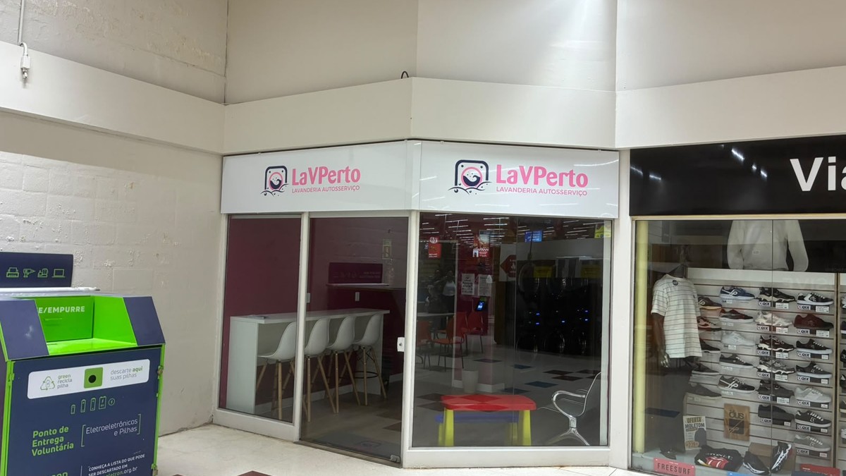 Fachada da unidade LaVPerto de Viamão, dentro do Carrefour, com o letreiro da marca sobre a entrada